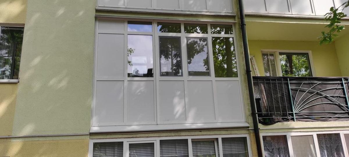 Скління балкона в багатоповерхівці металопластиковими вікнами